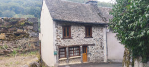Coeur de village, ST CHELY D'AUBRAC, maison en pierre de Type 3