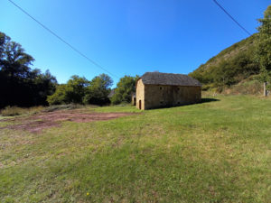 Ancienne grange/étable 60 m2 par niveau, à 5 minutes d'ESPALION