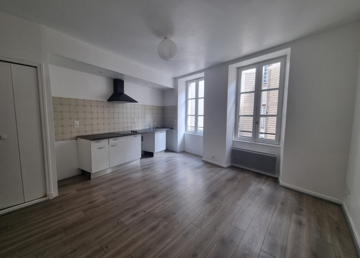 Appartement T2 rénové avec petit extérieur en coeur de village