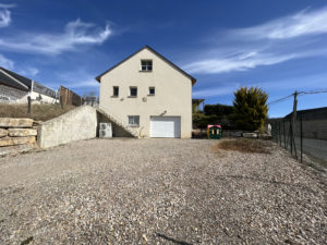  Maison proche du centre ville d'Espalion avec vue dégagée, garage et terrain