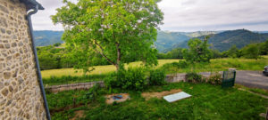 CAMPOURIEZ, corps de ferme avec vue dégagée, terrain attenant de 1000 m2.