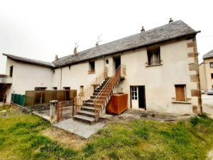 Ensemble immobilier, proche centre ville ESPALION, en pierres, garages, terrain.