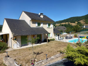 ENTRAYGUES SUR TRUYERE, pavillon de Type 5 avec piscine sur une parcelle de 1540 m2