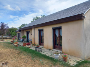 Entre BOZOULS et ESPALION, maison de Type 4, de plain pied, 1000 m2 de terrain.