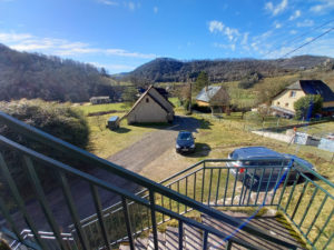 ESTAING, Immeuble de rapport de 2 logements, loués avec terrain et garage.