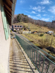 ESTAING, Immeuble de rapport de 2 logements, loués avec terrain et garage.