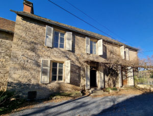 MAISON avec jardin et terrain. - Secteur Laissac