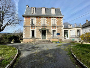 Maison Bourgeoise type 8 avec terrain attenant de 655m2.