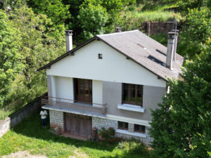 Maison de Type 3/4, avec garage sur une parcelle de 1165 m2, à 5 min du centre ville d'ESPALION.