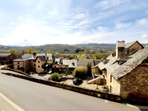 Maison de Type 4/5 avec garage, terrasse et balcon à 2 minutes du centre ville de St Côme d'Olt.