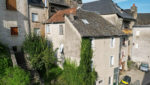 Maison de village avec balcons et garage, centre ville SAINT COME D'OLT.