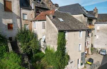 Maison de village avec balcons et garage, centre ville SAINT COME D'OLT.