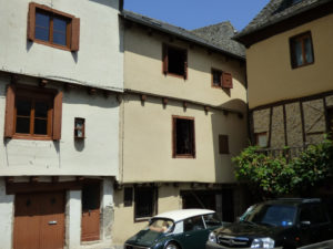 Maison de ville en pierres de Type 2/3, ENTRAYGUES SUR TRUYERE