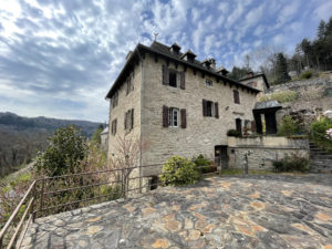 Maison en pierre avec vue dégagée