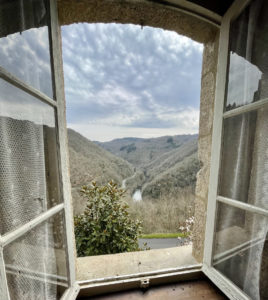 Maison en pierre avec vue dégagée