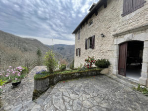 Maison en pierre avec vue dégagée