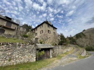 Maison en pierre avec vue dégagée