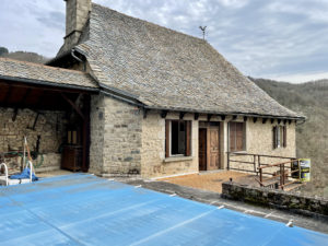 Maison en pierre avec vue dégagée