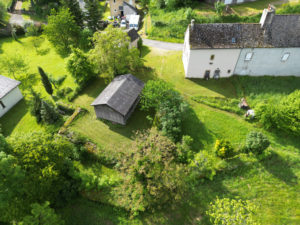 Maison en pierres avec chalet et grand terrain attenant