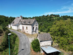 Maison en pierres avec chalet et grand terrain attenant