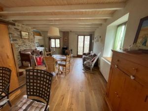 Maison en pierres avec chalet et grand terrain attenant