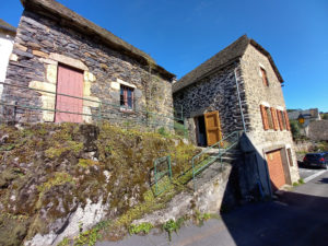 PRADES D AUBRAC, maison Type 3 avec garage et extérieur.