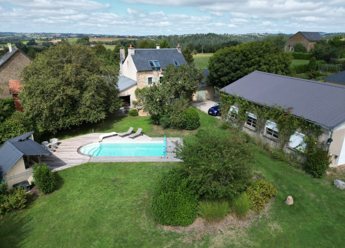 Propriété en pierres avec piscine et dépendances