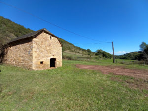 Ancienne grange/étable 60 m2 par niveau, à 5 minutes d'ESPALION