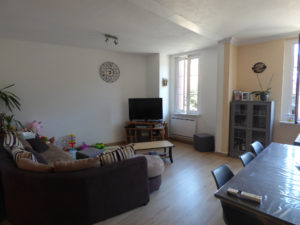 Appartement de Type 5 duplex, coeur de ville d'ENTRAYGUES SUR TRUYERE