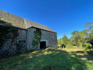 Corps de ferme à 2kms de SAINT AMANS DES COTS