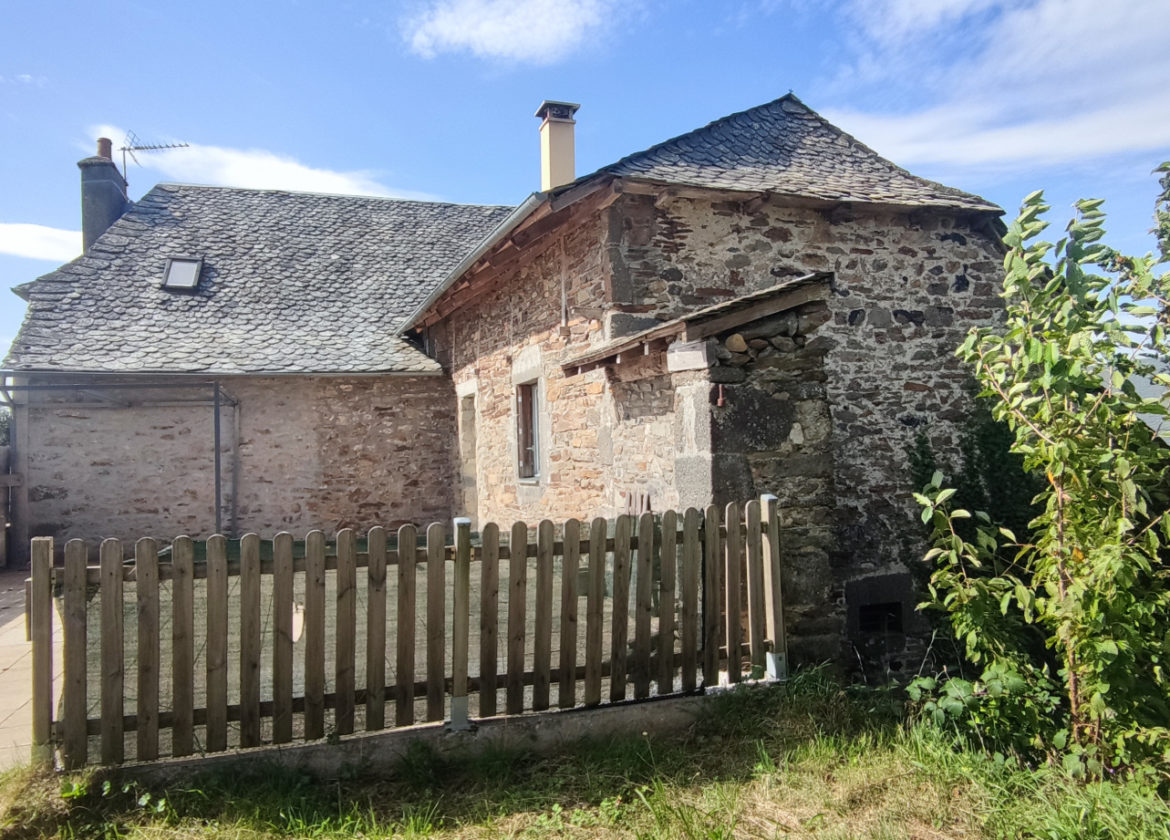 Ensemble de deux maisons, garage, terrasse et jardin