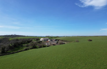 ENSEMBLE IMMOBILIER COMPOSÉ D'UN CORPS DE FERME ET DE 24 HECTARES DE TERRAIN