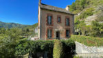 Ensemble immobilier de deux maisons, garages et terrain en bordure de rivière..