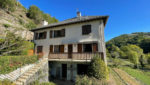 Ensemble immobilier de deux maisons, garages et terrain en bordure de rivière..