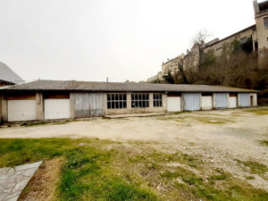 Ensemble immobilier, proche centre ville ESPALION, en pierres, garages, terrain.