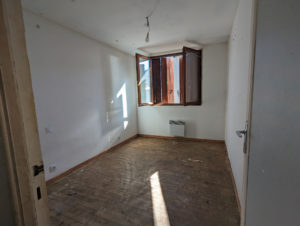 IMMEUBLE 220m2 - COMMERCE de 61.65m2 - APPARTEMENT COUR - TERRASSES