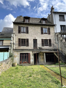 Immeuble en pierres avec jardin et garage