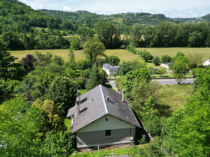 Maison de Type 3/4, avec garage sur une parcelle de 1165 m2, à 5 min du centre ville d'ESPALION.