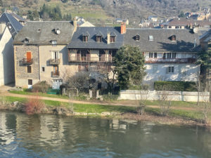 Maison de ville, coeur de ville d'ESPALION, avec garage, terrasse et jardin.