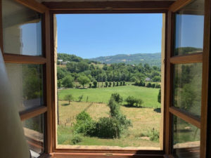 Maison en pierre avec jardin et dépendance