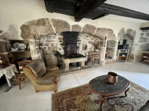 Maison en pierre avec vue dégagée