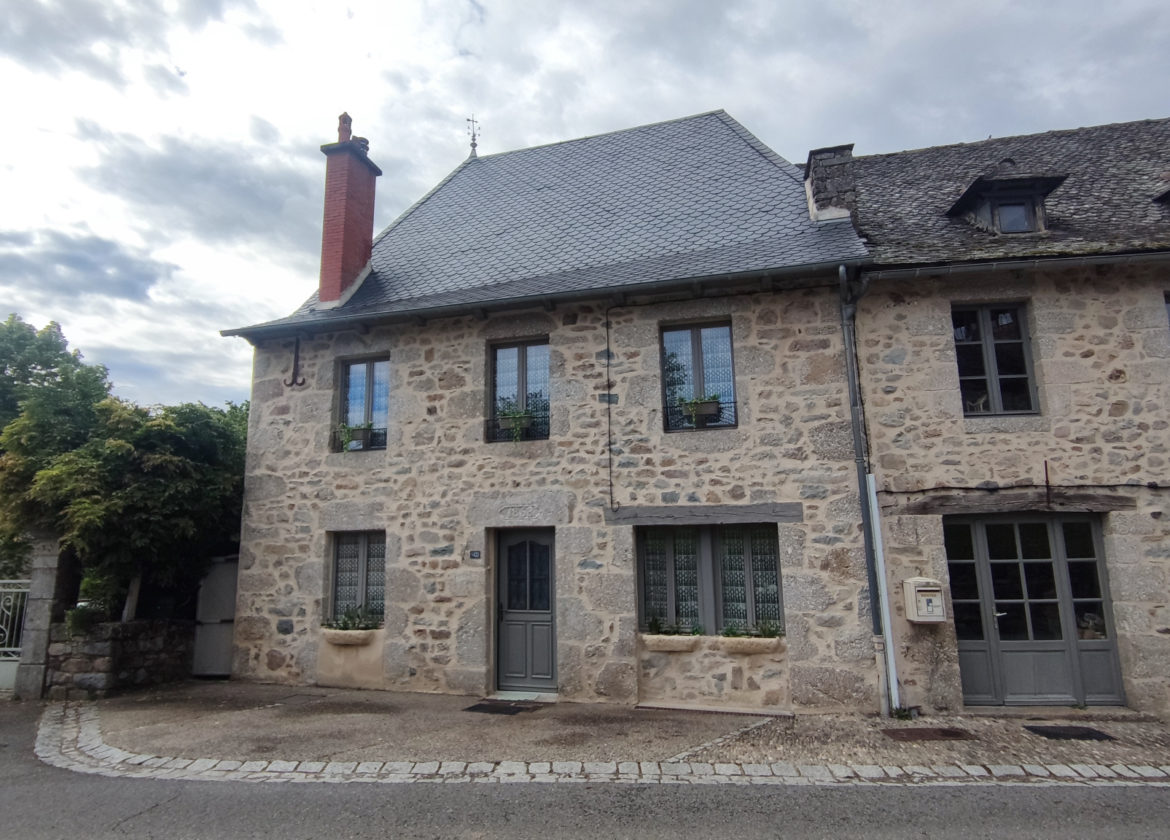 Maison en pierres, 4 chambres, terrasse, secteur ENTRAYGUES