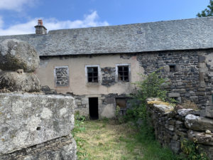 Maison en pierres à rénover entièrement sur la commune d'Argences en Aubrac