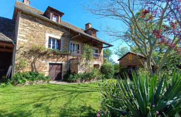 Maison en pierres de type 6 avec dépendance