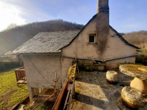 Maison en pierres sur 1ha de terrain à 5 min du centre ville d'ESPALION