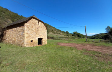 Ancienne grange/étable 60 m2 par niveau, à 5 minutes d'ESPALION