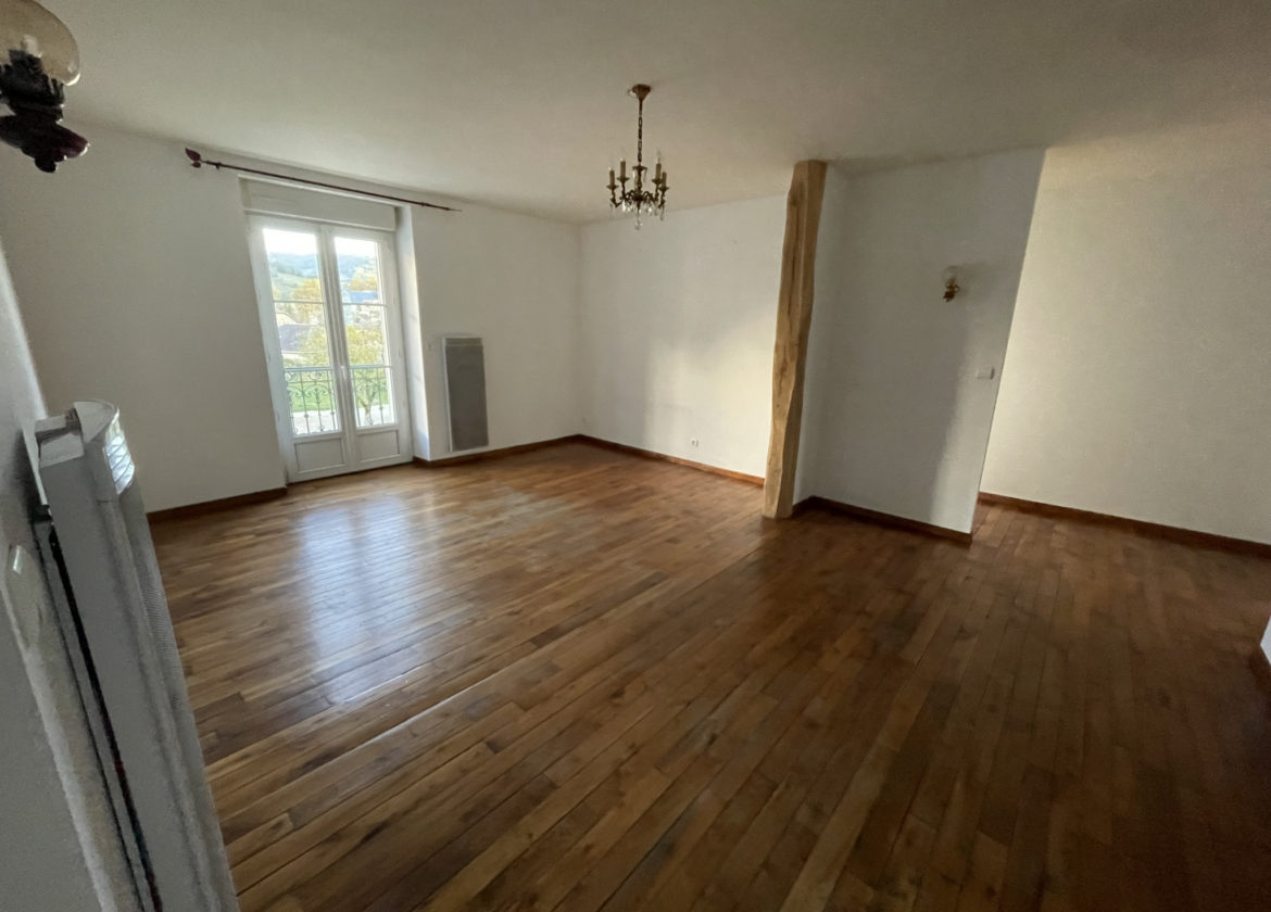 Appartement T3/T4 avec balcon et parking extérieur