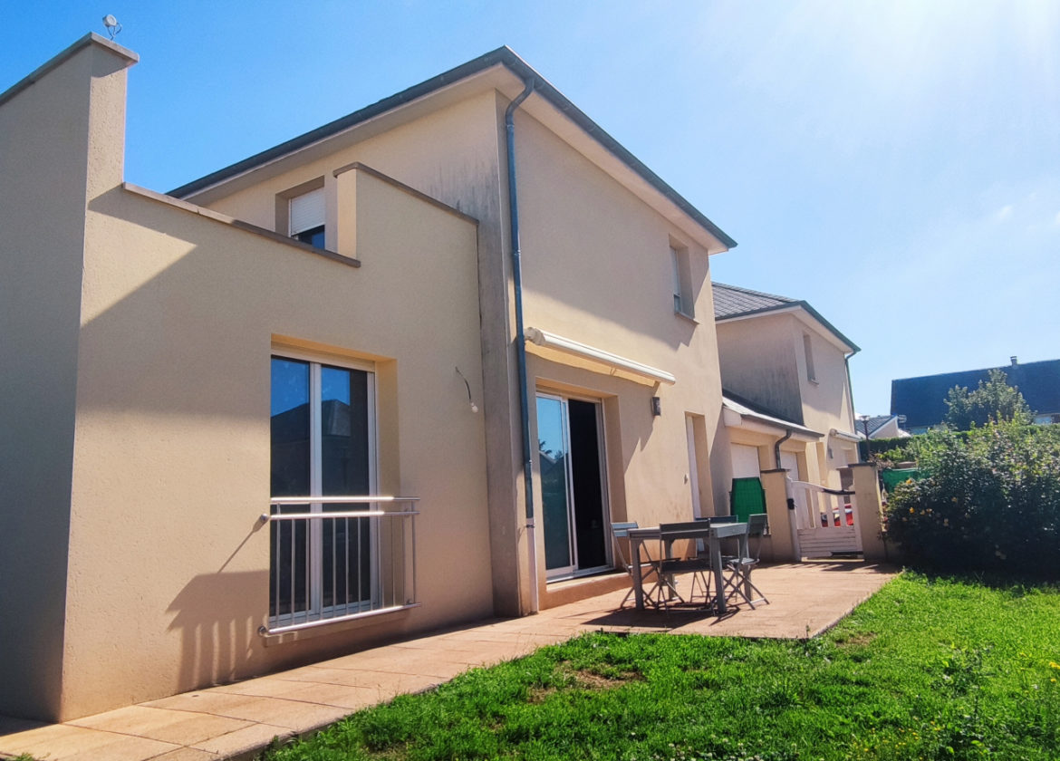 BOZOULS, proximité des commerces, maison de Type 5 avec garage et jardin attenant