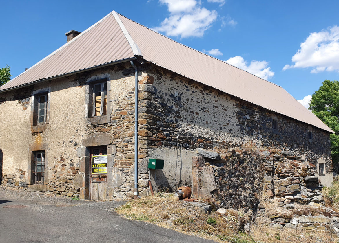  AUBRAC - GRANGE AVEC TERRAIN - ASSAINISSEMENT COLLECTIF