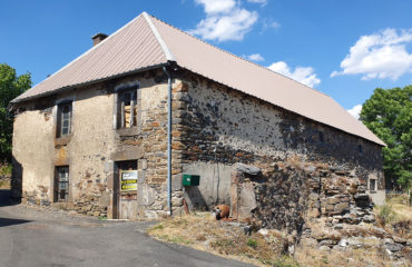  AUBRAC - GRANGE AVEC TERRAIN - ASSAINISSEMENT COLLECTIF